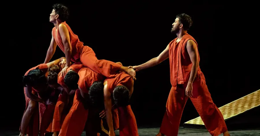 Pertunjukan Waktu Paruh oleh Hartati di Indonesian Dance Festival