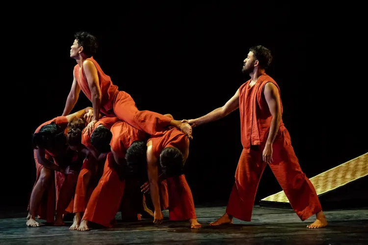 Pertunjukan Waktu Paruh oleh Hartati di Indonesian Dance Festival