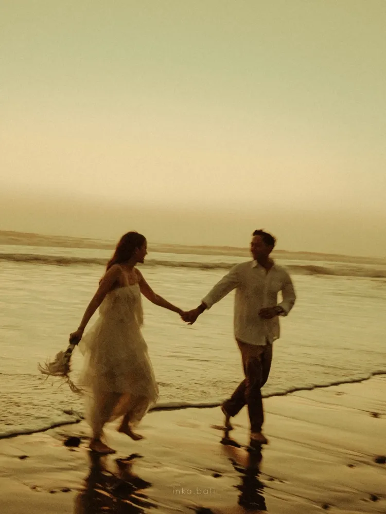 Prewedding Azriel Hermansyah dan Sarah Menzel (4) Azriel Hermansyah dan Sarah Menzel kompak berbusana putih. Foto: Dok. Instagram @ssarah_menzel