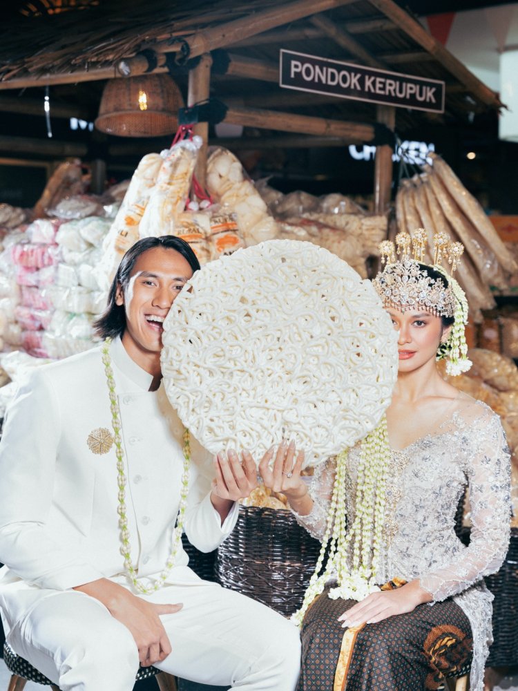 Hana dan Sean berpose di depan pondok kerupuk. Foto: Dok. Instagram @hanamalasan
