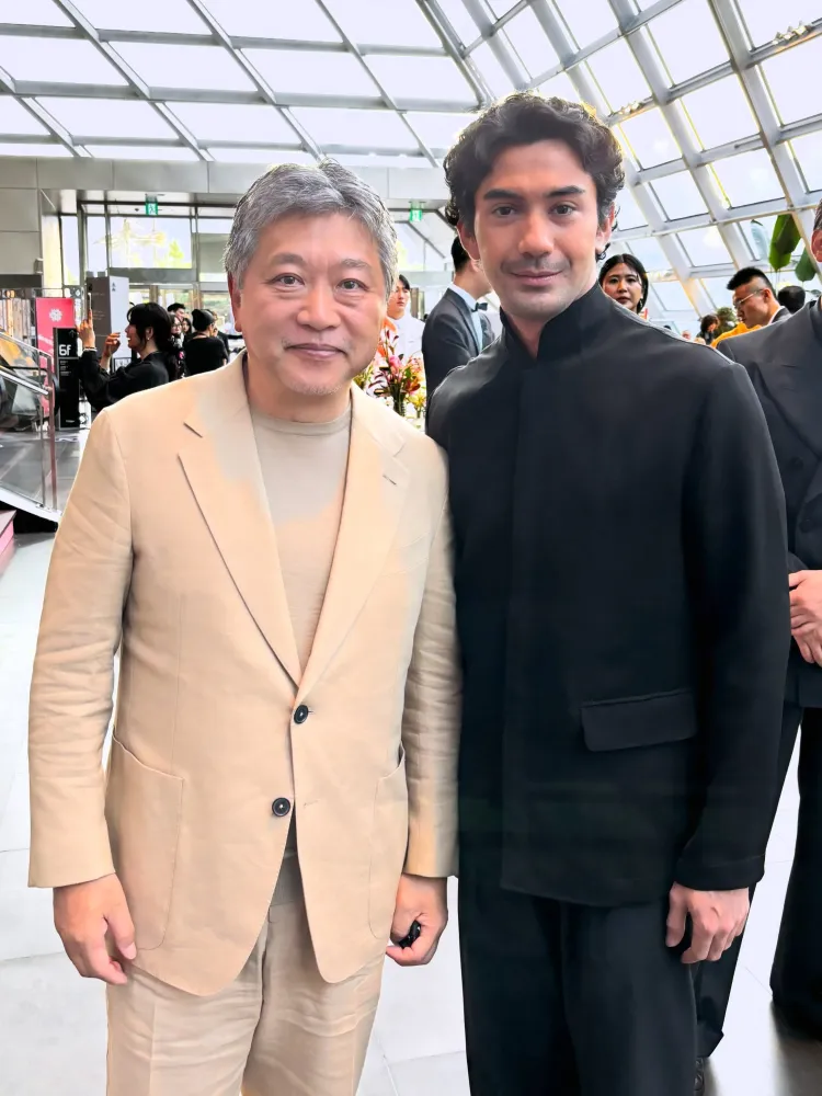 Reza Rahadian bersama Hirokazu Koreeda. Foto: Dok. Instagram @officialpilarez 