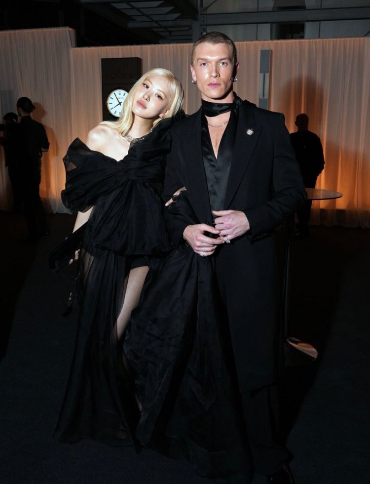 Rose BLACKPINK dan Connor Storrie Rose BLACKPINK dan Connor Storrie menghadiri Academy Museum Gala 2026. Foto: Dok. X @WORLDMUSICAWARD
