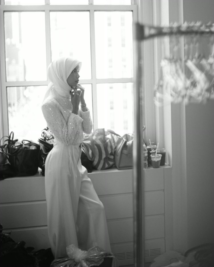 Sabrina Chairunnisa NYFW 2026 (2) Sabrina Chairunnisa tampil berhijab. Foto: Dok. Instagram @sabrinachairunnisa_