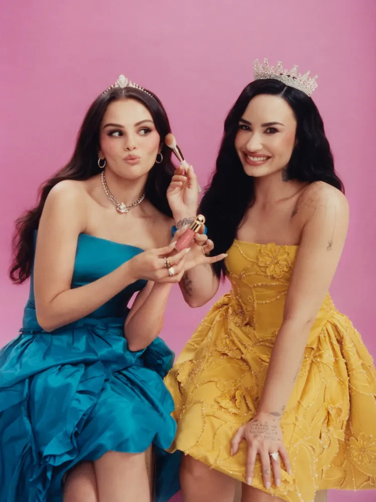 Selena Gomez dan Demi Lovato Selena Gomez dan Demi Lovato untuk kampanye Rare Beauty. Foto : Dok. Instagram @rinaldyyunardiofficial