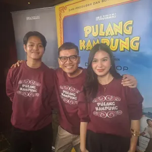 Sutradara Bene Dion bersama Axelo Nababan dan Vanessa Simorangkir
