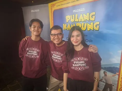 Sutradara Bene Dion bersama Axelo Nababan dan Vanessa Simorangkir