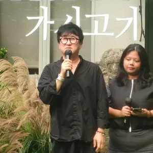 Sutradara Lee Hwan-kyung saat konferensi pers film Gasigogi