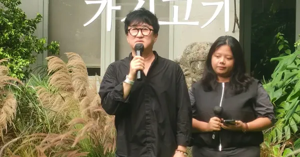 Sutradara Lee Hwan-kyung saat konferensi pers film Gasigogi Sutradara Lee Hwan-kyung saat konferensi pers film Gasigogi