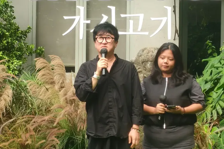 Sutradara Lee Hwan-kyung saat konferensi pers film Gasigogi