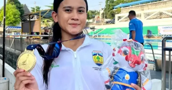 Syabilla Rizkia dan medalinya (foto dok.pri)-1