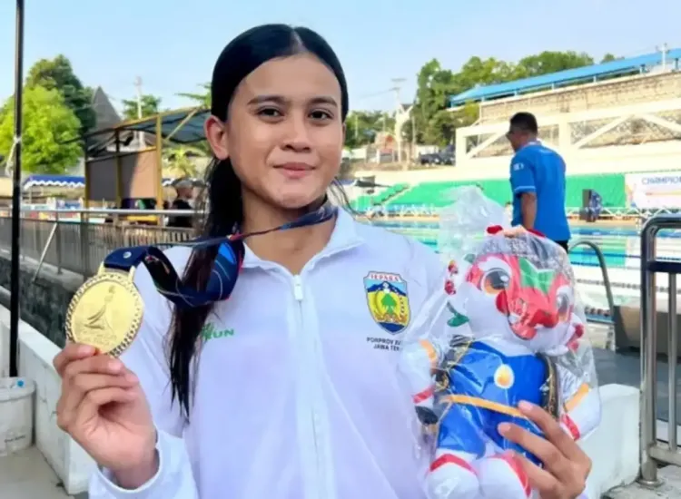 Syabilla Rizkia dan medalinya (foto dok.pri)-1