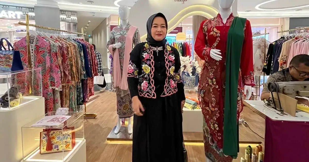Vielga Wennida bersama koleksi di Roemah Kebaya