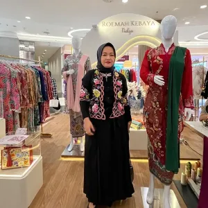 Vielga Wennida bersama koleksi di Roemah Kebaya