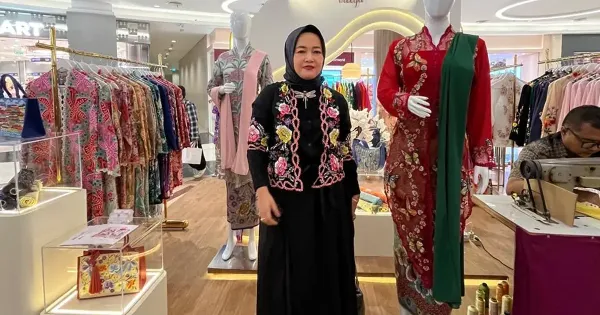 Vielga Wennida bersama koleksi di Roemah Kebaya