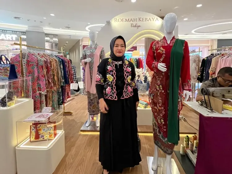 Vielga Wennida bersama koleksi di Roemah Kebaya
