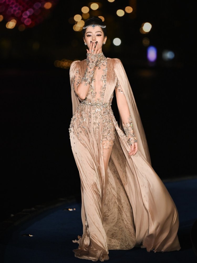 VOGUE Forces of Fashion Gala 2026 Dilraba Dilmurat di karpet merah VOGUE Forces of Fashion Gala 2026. Foto: Dok. Weibo Jay Walk Studio