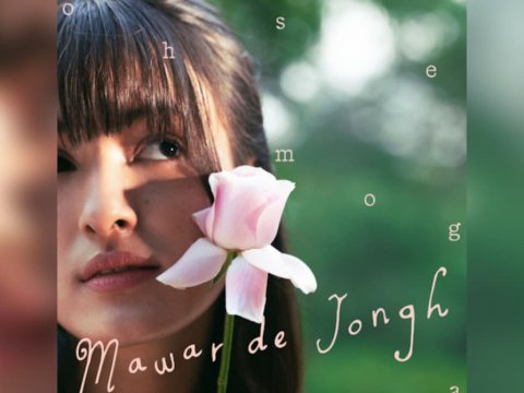 Mawar de Jongh dalam cover lagu Oh Semoga