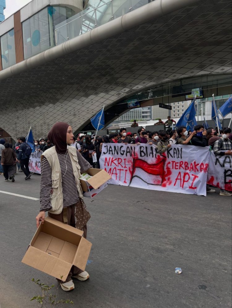 Zaskia Adya Mecca Zaskia Adya Mecca membagikan minuman dan snack. Foto: Dok. Instagram @zaskiadyamecca
