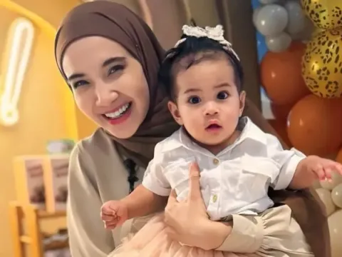 Zaskia Sungkar Anak Adopsi