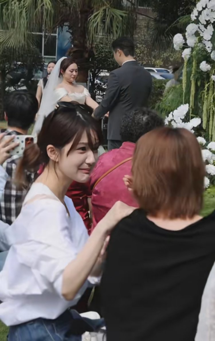 Zhao lusi pernikahan 1 Zhao Lusi saat menghadiri pernikahan sepupu (Foto: Dok. Weibo)