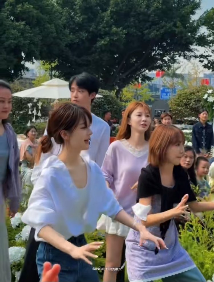 Zhao lusi pernikahan 2 Momen saat ikut menangkap bouquet toss (Foto: Dok. Weibo)